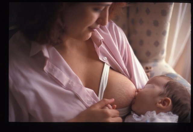 Una madre con su bebé en periodo de lactancia