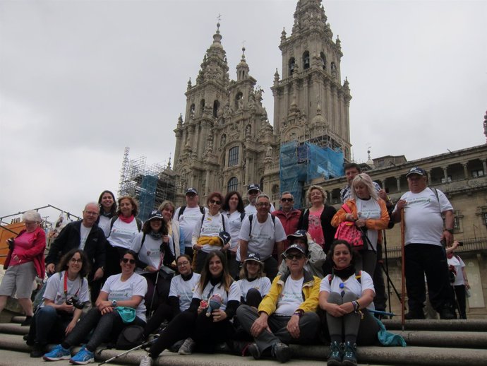 Grupo de enfermos por miastenia a su llegada a la Praza do Obradorio (Santiago)