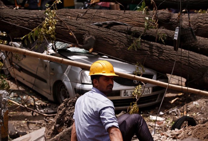 Coche aplastado por un árbol durante una tormenta en India
