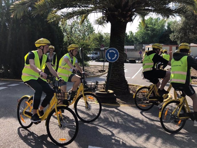 Jóvenes en bici