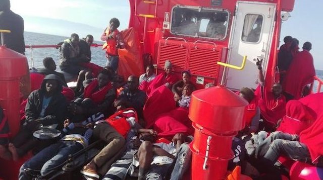 Personas rescatadas de una patera