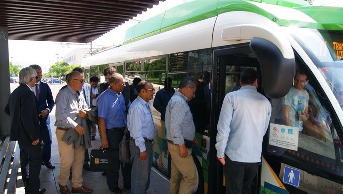 Empresarios peruanos visitan el TRAM de Castelló