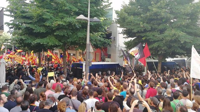 Manifestaciones a favor de la unidad de España e independentista en Mataró
