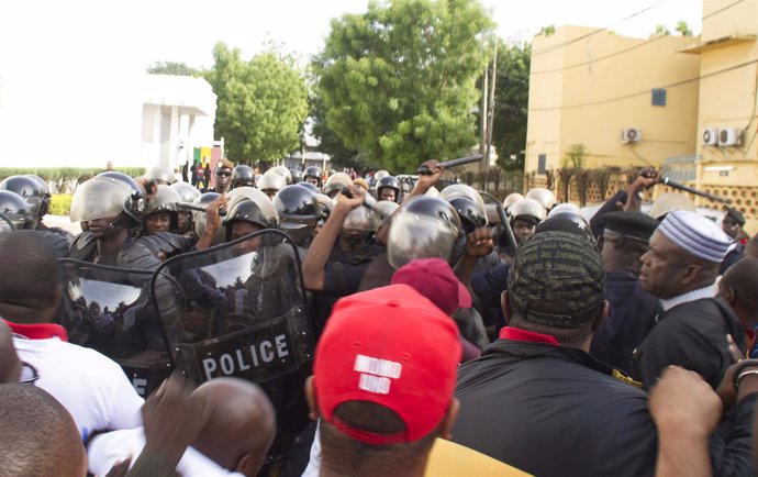 Policía durante una manifestación en Bamako