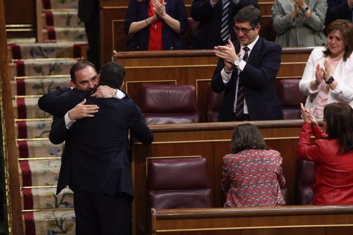 Ábalos saluda a Pedro Sánchez tras ser elegido presidente del Gobierno
