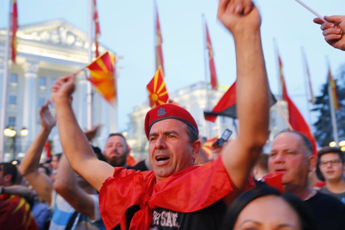 Partidarios del VMRO-DPMNE protestan contra el cambio del nombre del país