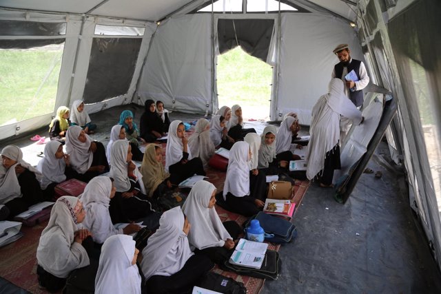 Niñas estudian en una escuela en una tienda de campaña en Afganistán