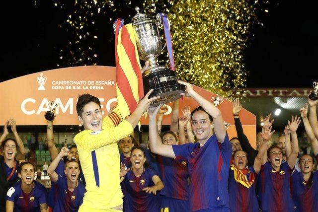 El FC Barcelona levanta la Copa de la Reina en el Romano de Mérida