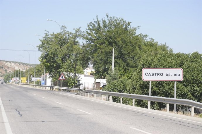 Paso de la carretera N-432 por Castro del Río