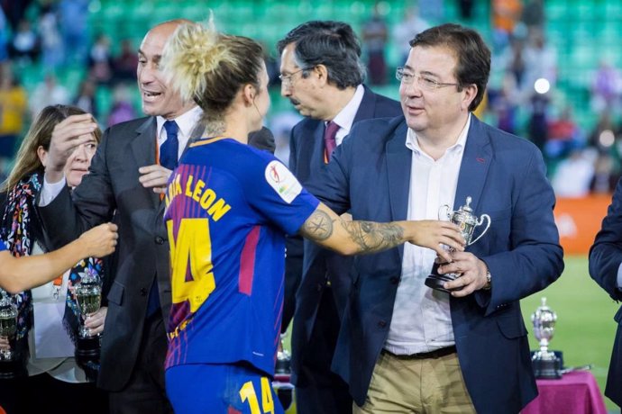 Fernández Vara entrega el trofeo a una de las jugadoras del FC Barcelona