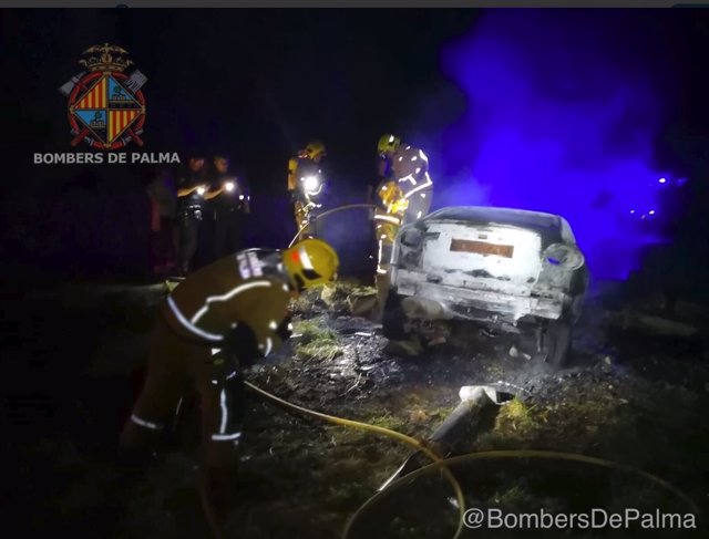 Bomberos de Palma apagan un coche incendiado