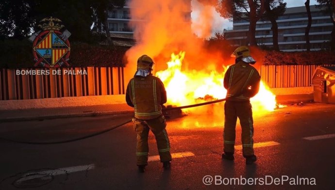 Bomberos de Palma apagan contenedores incendiados