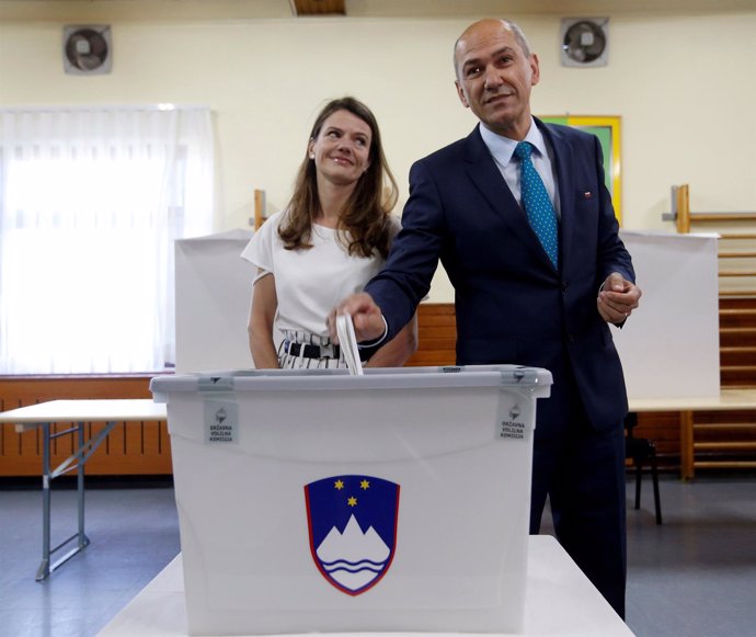 Janez Jansa deposita su voto en las elecciones de Eslovenia