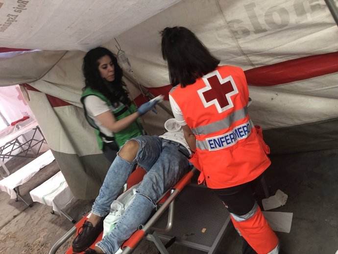 Voluntarias de Cruz Roja atienden a una persona en Los Palomos 2018