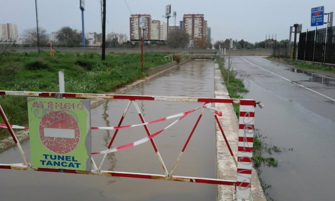 Carretera cortada por lluvia en Massalfassar 