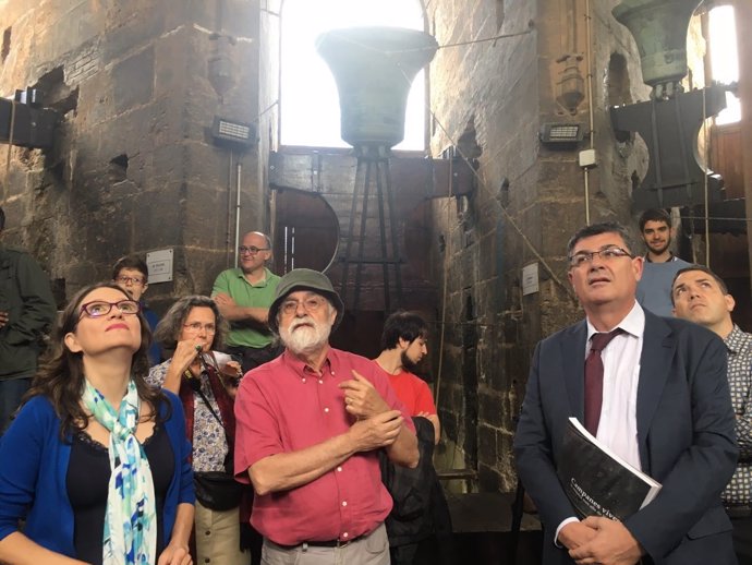 Mónica Oltra en el toque manual de campanas en la Catedral de València