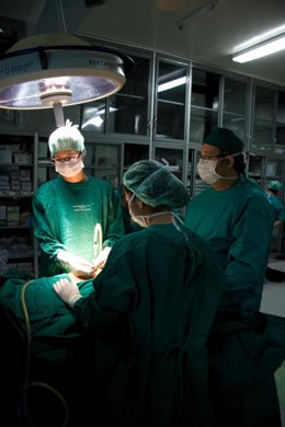 Médicos malagueños en un quirofano 