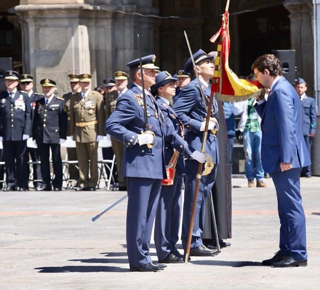 Salamanca.- Mañueco, durante el juramento de la bandera