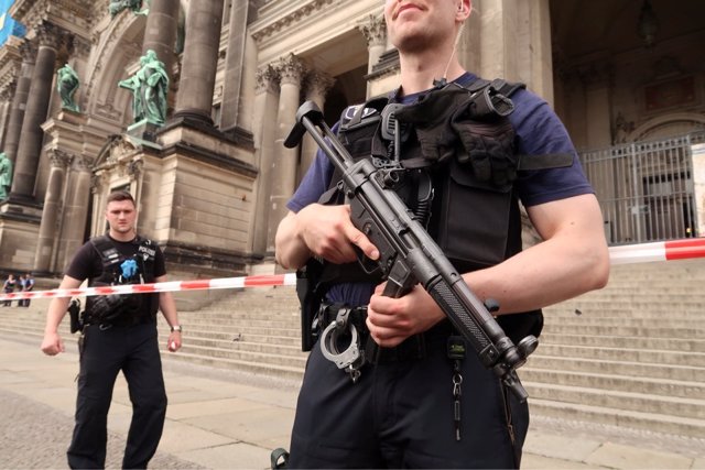 Policía en la Catedral de Berlín