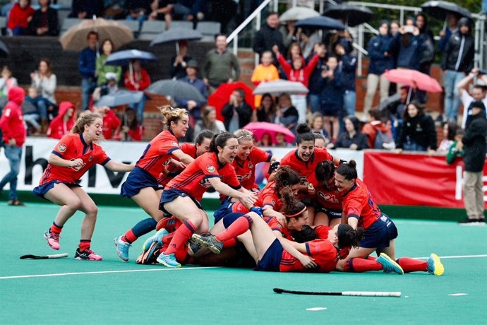 Las jugadoras de la Real Sociedad de hockey hierba celebran su título de liga.