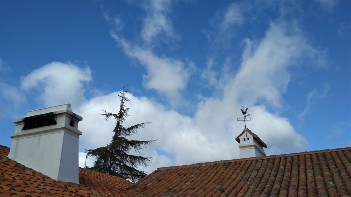 Nubes sobre un tejado