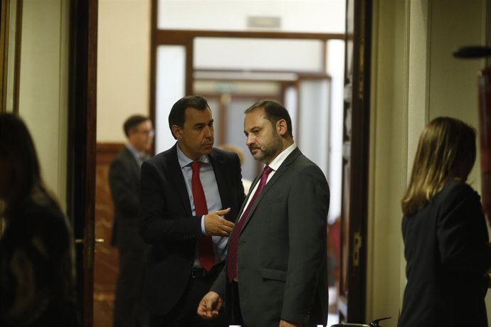 Fernando Martínez Maíllo y José Luis Ábalos hablan en los pasillos del Congreso