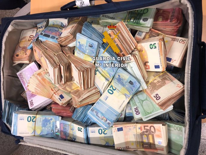 Dinero en efectivo intervenido en el aeropuerto de oculto en dos maletas
