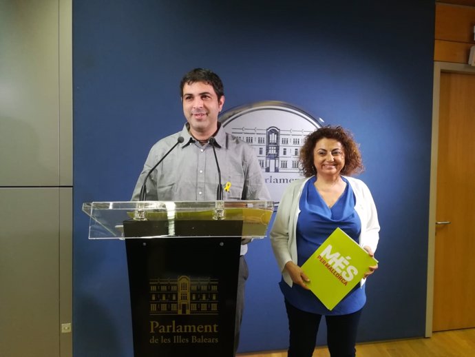 Los diputados de MÉS Josep Ferrà y Joana Aina Campomar