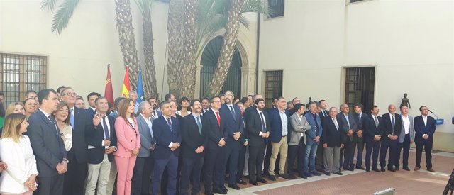 Imagen de los firmantes del Pacto Regional del Agua, en el Palacio de San Esteba