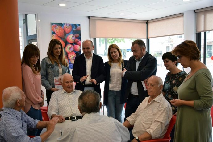 PSOE Diputación de málaga visita centro de mayores pueblo conejo