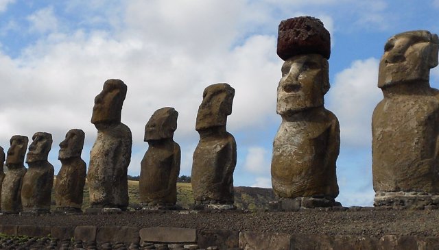 Moais de la Isla de Pascua. Uno de ellos está coronado por un sombrero