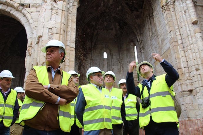 Ángel Felpeto en su visita al monasterio de Santa María de Bonaval