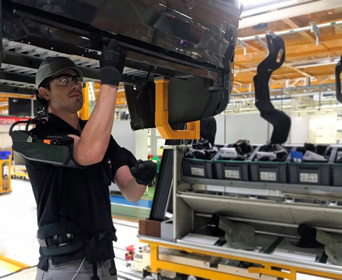 Operari amb exosquelet de braços en la planta de Zona Franca