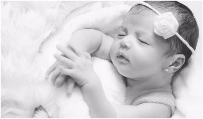 Bebé con diadema durmiendo 