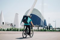 Deliveroo dice que la sentencia que les obliga a readmitir o indemnizar a un 'rider' se refiere a "un contrato anterior"