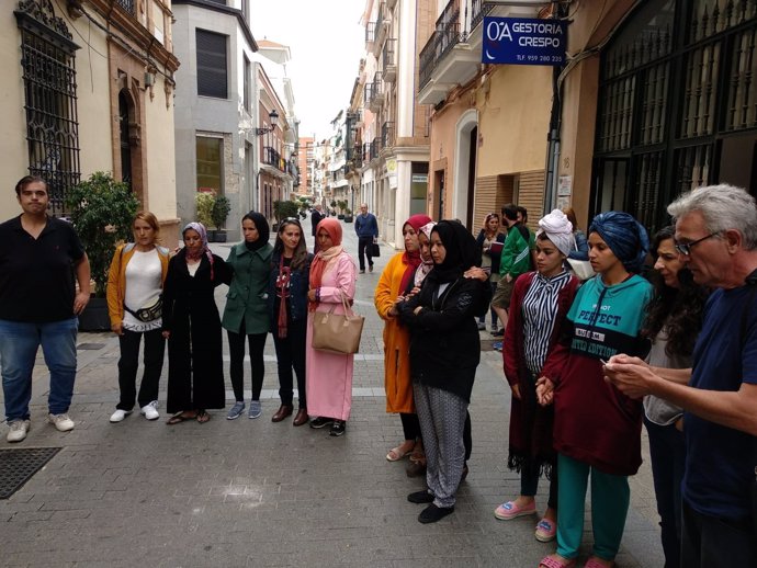 Diego Cañamero, junto a mujeres marroquíes que denuncian posibles abusos. 