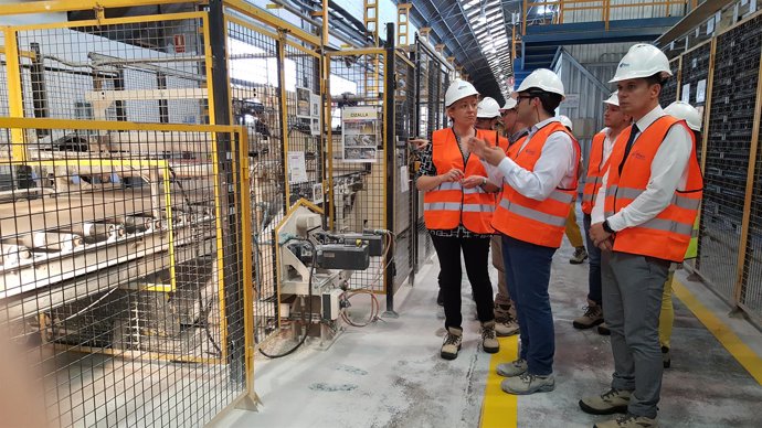 Marta Gastón visita la fábrica de Saint-Gobain Placo Ibérica