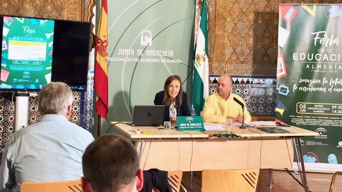 La delegada de Educación en una rueda de prensa en Almería