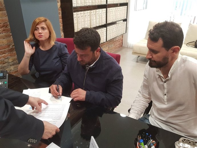 El PSC registra las firmas para la moción en Badalona