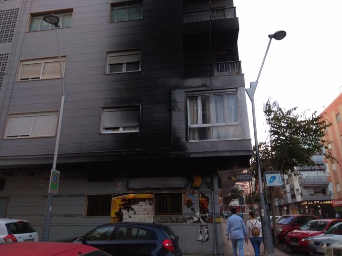 Edificio afectado por la quema de un contenedor en Almería