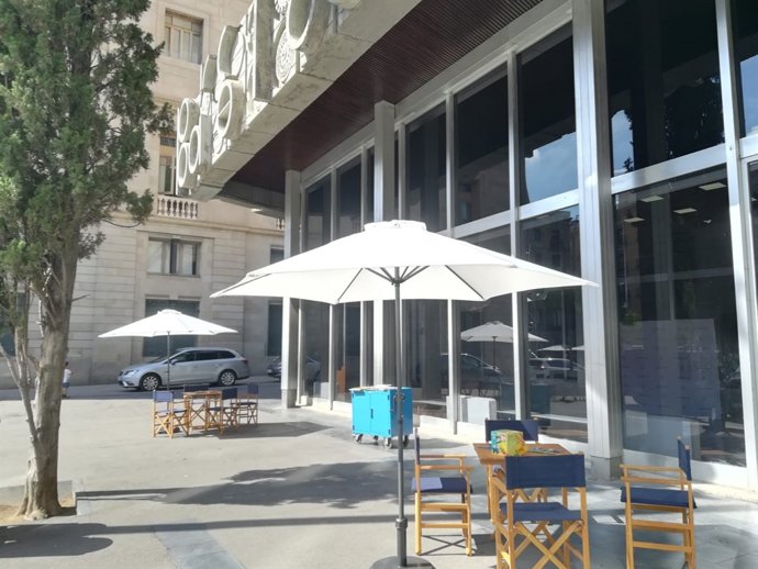 Taules i cadires instal·lades per l'Ajuntament a la plaça Sant Miquel