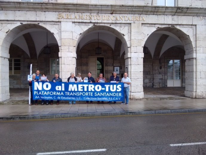 Un grupo de vecinos contra el MetroTUS protesta ante el Parlamento 