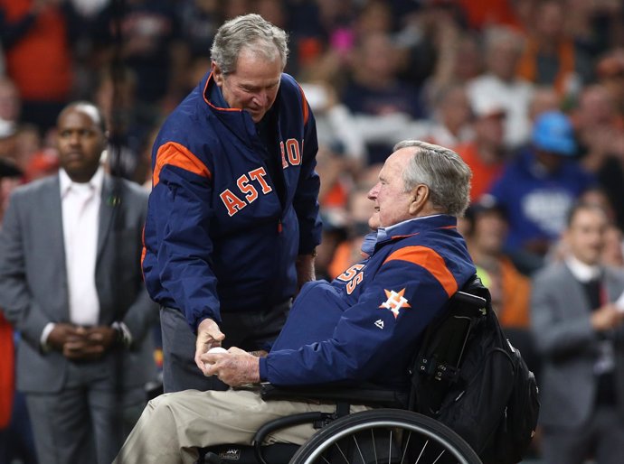 Los expresidentes Bush durante un partido de béisbol