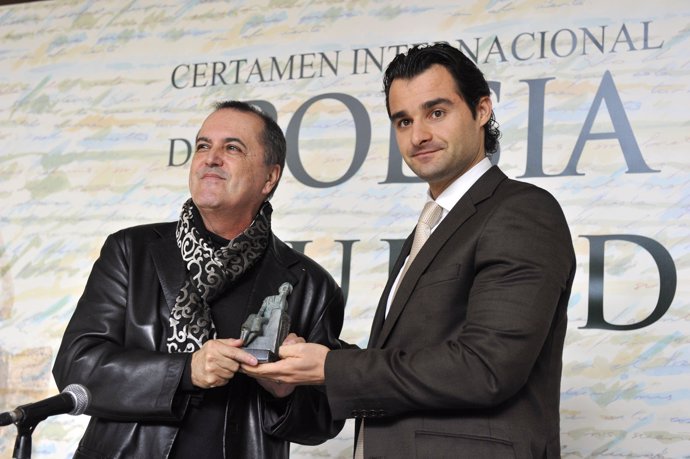 Cobos Wilkins (izda.) cuando recibió el Premio Ciudad de Torrevieja de Novela