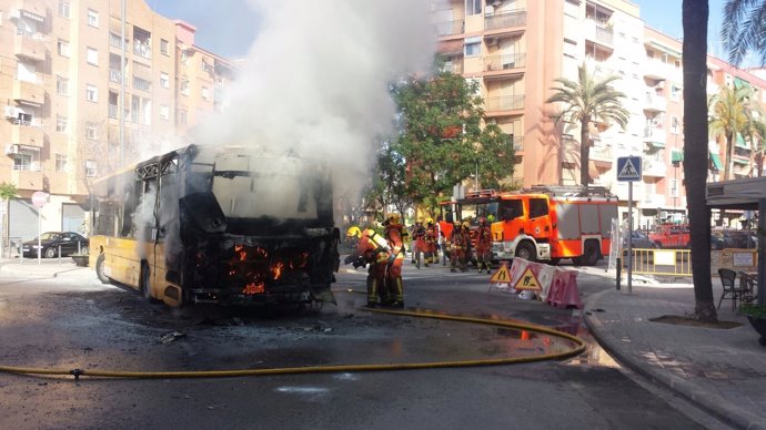 Autobús incendiado en Quart de Poblet