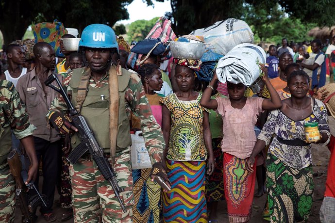 Un casco azul junto a mujeres desplazadas en Bambara