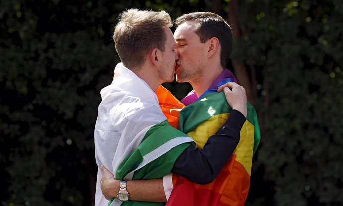 Foto de archivo de una pareja homosexual en Dublín, Irlanda.