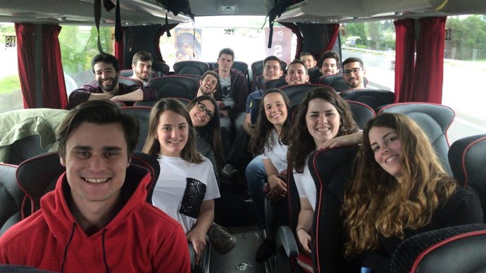 Jóvenes cordobeses en un autobús camino de Roma