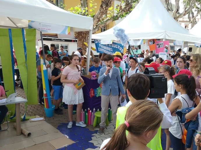 Alumnos en una Feria de Emprendimiento 2017