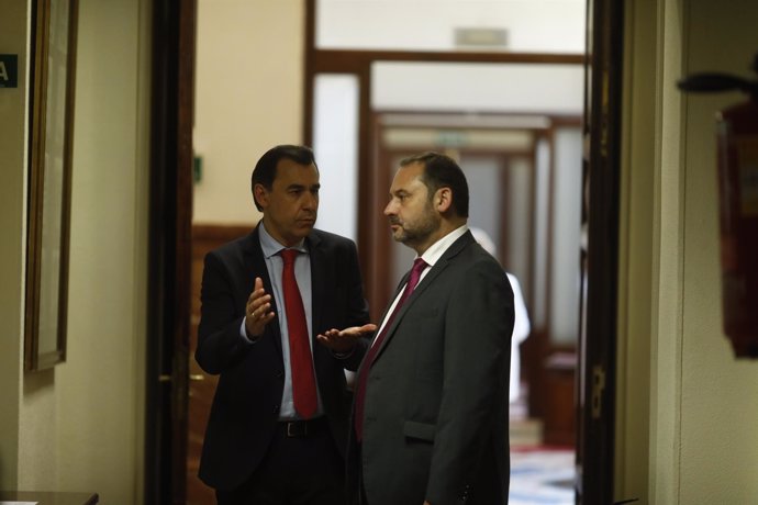 Fernando Martínez Maíllo y José Luis Ábalos hablan en los pasillos del Congreso